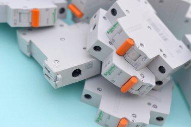 KHARKOV, UKRAINE - 29 Ekim 2020: Açık mavi arkaplanda Schneider elektrik şalterleri. Schneider Electric bir Fransız elektrik mühendisliği şirketidir.