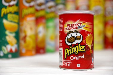 KHARKOV, UKRAINE - 23 Kasım 2020: Pringles çeşnisi. Bir sürü kutu kutu Pringles patates cipsi. Pringles, Kellog Şirketi 'ne ait bir patates cipsi markası.