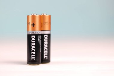 KHARKOV, UKRAINE - 24 Kasım 2020: Duracell bataryaları beyaz arka planda. Duracell, Procter ve Gamble tarafından üretilen bir Amerikan pil markası.