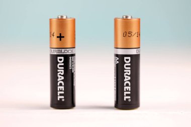 KHARKOV, UKRAINE - 24 Kasım 2020: Duracell bataryaları beyaz arka planda. Duracell, Procter ve Gamble tarafından üretilen bir Amerikan pil markası.
