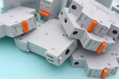 KHARKOV, UKRAINE - 29 Ekim 2020: Açık mavi arkaplanda Schneider elektrik şalterleri. Schneider Electric bir Fransız elektrik mühendisliği şirketidir.