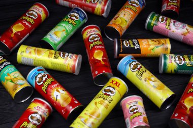 KHARKOV, UKRAINE - 23 Kasım 2020: Pringles çeşnisi. Bir sürü kutu kutu Pringles patates cipsi. Pringles, Kellog Şirketi 'ne ait bir patates cipsi markası.