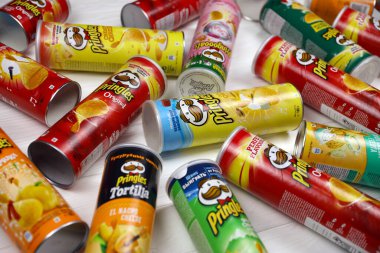KHARKOV, UKRAINE - 23 Kasım 2020: Pringles çeşnisi. Bir sürü kutu kutu Pringles patates cipsi. Pringles, Kellog Şirketi 'ne ait bir patates cipsi markası.