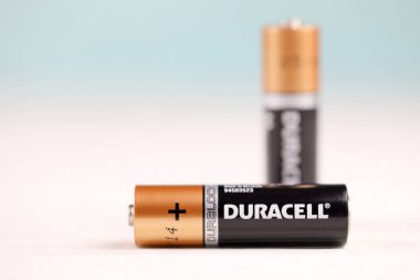 KHARKOV, UKRAINE - 24 Kasım 2020: Duracell bataryaları beyaz arka planda. Duracell, Procter ve Gamble tarafından üretilen bir Amerikan pil markası.