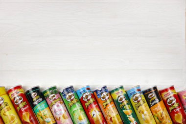 KHARKOV, UKRAINE - 23 Kasım 2020: Pringles çeşnisi. Bir sürü kutu kutu Pringles patates cipsi. Pringles, Kellog Şirketi 'ne ait bir patates cipsi markası.