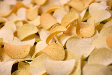 KHARKOV, UKRAINE - 23 Kasım 2020: birçok portakallı Pringles patates cipsi. Pringles, Kellog Şirketi 'ne ait bir patates cipsi markası.