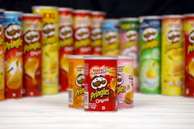 KHARKOV, UKRAINE - 23 Kasım 2020: Pringles çeşnisi. Bir sürü kutu kutu Pringles patates cipsi. Pringles, Kellog Şirketi 'ne ait bir patates cipsi markası.