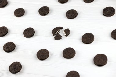 KHARKOV, UKRAINE - 24 Kasım 2020: Oreo sandviç kurabiyeleri beyaz masada. Oreo, Amerika 'da en çok satan kurabiye ve kremalı sandviç.
