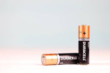 KHARKOV, UKRAINE - 24 Kasım 2020: Duracell bataryaları beyaz arka planda. Duracell, Procter ve Gamble tarafından üretilen bir Amerikan pil markası.