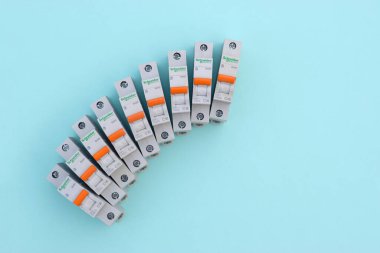KHARKOV, UKRAINE - 29 Ekim 2020: Açık mavi arkaplanda Schneider elektrik şalterleri. Schneider Electric bir Fransız elektrik mühendisliği şirketidir.