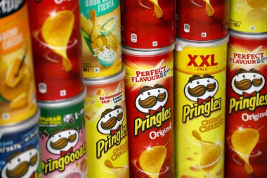 KHARKOV, UKRAINE - 23 Kasım 2020: Pringles çeşnisi. Bir sürü kutu kutu Pringles patates cipsi. Pringles, Kellog Şirketi 'ne ait bir patates cipsi markası.