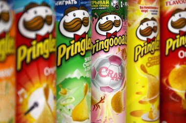 KHARKOV, UKRAINE - 23 Kasım 2020: Pringles çeşnisi. Bir sürü kutu kutu Pringles patates cipsi. Pringles, Kellog Şirketi 'ne ait bir patates cipsi markası.