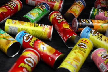 KHARKOV, UKRAINE - 23 Kasım 2020: Pringles çeşnisi. Bir sürü kutu kutu Pringles patates cipsi. Pringles, Kellog Şirketi 'ne ait bir patates cipsi markası.