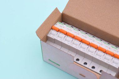KHARKOV, UKRAINE - 29 Ekim 2020: Açık mavi zemin üzerinde Schneider elektrik şalterleri kutusu. Schneider Electric bir Fransız elektrik mühendisliği şirketidir.