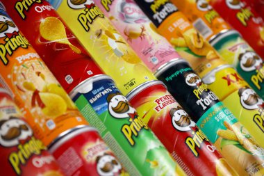 KHARKOV, UKRAINE - 23 Kasım 2020: Pringles çeşnisi. Bir sürü kutu kutu Pringles patates cipsi. Pringles, Kellog Şirketi 'ne ait bir patates cipsi markası.