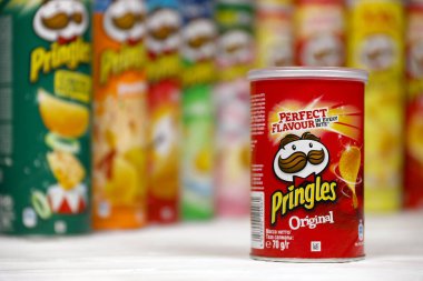 KHARKOV, UKRAINE - 23 Kasım 2020: Pringles çeşnisi. Bir sürü kutu kutu Pringles patates cipsi. Pringles, Kellog Şirketi 'ne ait bir patates cipsi markası.