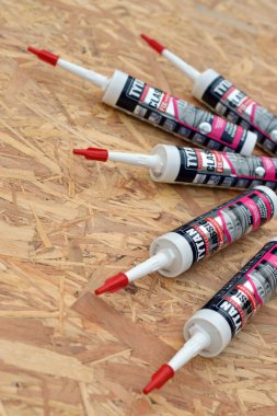 KHARKOV, UKRAINE - NOVEMBER 1, 2020: Assembly yapışkan titan profesyonel klasik görünmez dikiş Selena Group tarafından. Selena Grubu, inşaat kimyasallarının küresel lideri ve dağıtıcısıdır.