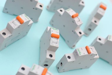 KHARKOV, UKRAINE - 29 Ekim 2020: Açık mavi arkaplanda Schneider elektrik şalterleri. Schneider Electric bir Fransız elektrik mühendisliği şirketidir.