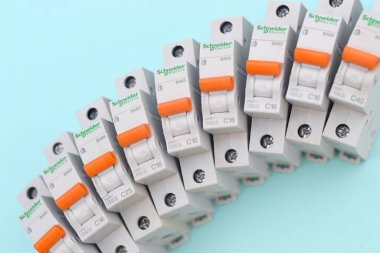 KHARKOV, UKRAINE - 29 Ekim 2020: Açık mavi arkaplanda Schneider elektrik şalterleri. Schneider Electric bir Fransız elektrik mühendisliği şirketidir.