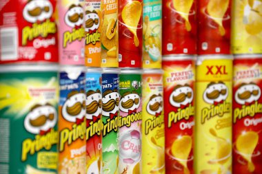 KHARKOV, UKRAINE - 23 Kasım 2020: Pringles çeşnisi. Bir sürü kutu kutu Pringles patates cipsi. Pringles, Kellog Şirketi 'ne ait bir patates cipsi markası.