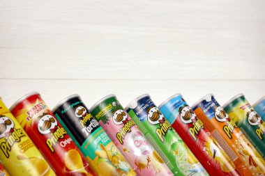 KHARKOV, UKRAINE - 23 Kasım 2020: Pringles çeşnisi. Bir sürü kutu kutu Pringles patates cipsi. Pringles, Kellog Şirketi 'ne ait bir patates cipsi markası.