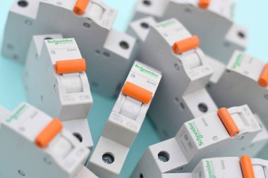 KHARKOV, UKRAINE - 29 Ekim 2020: Açık mavi arkaplanda Schneider elektrik şalterleri. Schneider Electric bir Fransız elektrik mühendisliği şirketidir.