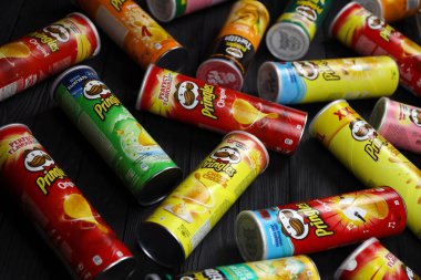 KHARKOV, UKRAINE - 23 Kasım 2020: Pringles çeşnisi. Bir sürü kutu kutu Pringles patates cipsi. Pringles, Kellog Şirketi 'ne ait bir patates cipsi markası.