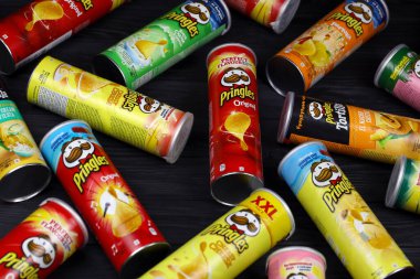 KHARKOV, UKRAINE - 23 Kasım 2020: Pringles çeşnisi. Bir sürü kutu kutu Pringles patates cipsi. Pringles, Kellog Şirketi 'ne ait bir patates cipsi markası.
