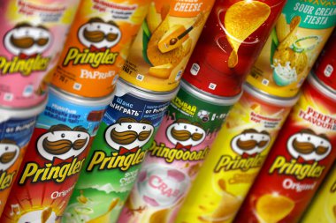 KHARKOV, UKRAINE - 23 Kasım 2020: Pringles çeşnisi. Bir sürü kutu kutu Pringles patates cipsi. Pringles, Kellog Şirketi 'ne ait bir patates cipsi markası.