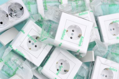 KHARKOV, UKRAINE - NOVEMBER 06, 2020: Schneider Avrupa dolgu standartlı elektrikli plastik prizler. Schneider Electric, Avrupa 'da enerji sağlayan çok uluslu bir şirket.