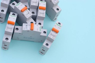 KHARKOV, UKRAINE - 29 Ekim 2020: Açık mavi arkaplanda Schneider elektrik şalterleri. Schneider Electric bir Fransız elektrik mühendisliği şirketidir.
