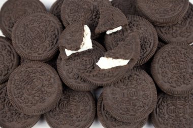 KHARKOV, UKRAINE - 24 Kasım 2020: Oreo sandviç kurabiyeleri beyaz masada. Oreo, Amerika 'da en çok satan kurabiye ve kremalı sandviç.