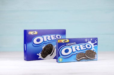 KHARKOV, UKRAINE - 24 Kasım 2020: beyaz ve açık mavi ahşap zemin üzerine Oreo mavi ürün kutusu. Oreo, Amerika 'da en çok satan kurabiye ve kremalı sandviç.