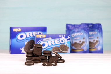KHARKOV, UKRAINE - 24 Kasım 2020: Oreo sandviç kurabiyeleri ve mavi ürün kutuları beyaz masada. Oreo, Amerika 'da en çok satan kurabiye ve kremalı sandviç.