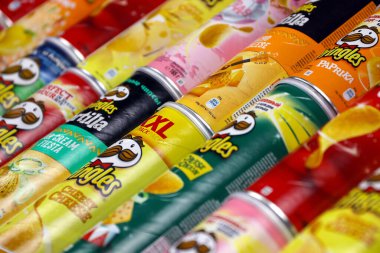 KHARKOV, UKRAINE - 23 Kasım 2020: Pringles çeşnisi. Bir sürü kutu kutu Pringles patates cipsi. Pringles, Kellog Şirketi 'ne ait bir patates cipsi markası.