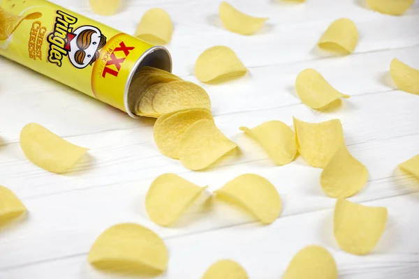 Kharkov Ucrânia Novembro 2020 Pringles Cheesy Cheese Flavour Tubo Papelão — Fotografia de Stock