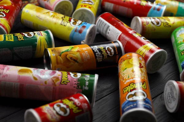 KHARKOV, UKRAINE - 23 Kasım 2020: Pringles çeşnisi. Bir sürü kutu kutu Pringles patates cipsi. Pringles, Kellog Şirketi 'ne ait bir patates cipsi markası.