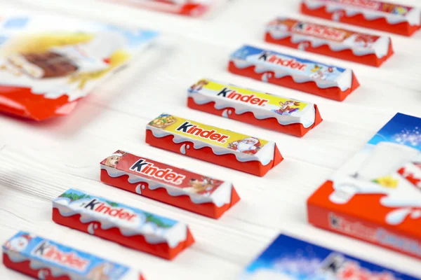 Kharkov Ucrania Noviembre 2020 Pequeñas Barras Chocolate Kinder Envolturas Papel —  Fotos de Stock