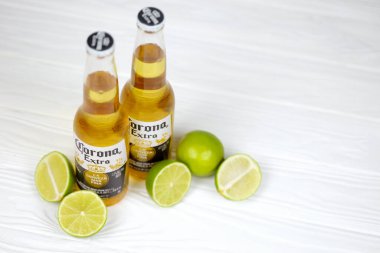 KHARKOV, UKRAINE - 9 Aralık 2020: limon dilimli Corona Ekstra Birası. Anheuser Busch InBev ile birlikte Grupo Modelo tarafından üretilen Corona, ABD 'nin en popüler ithal birasıdır.