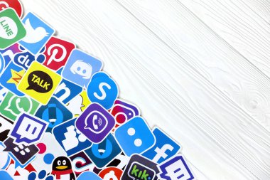 KHARKOV, UKRAINE - 26 Aralık 2020: En popüler sosyal ağların kağıt logoları ve ahşap arka planda mobil kuryeler. Facebook Instagram youtube twitter tiktok seğirme reddit ve diğerleri