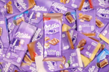 KHARKOV, UKRAINE - 8 ARALIK 2020: Mor Milka çikolatasının birçok paketi. Milka, uluslararası alanda Mondelez International tarafından üretilen bir İsviçre markası.