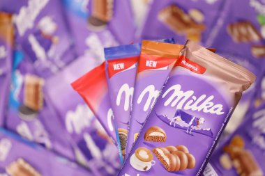 KHARKOV, UKRAINE - 8 ARALIK 2020: Mor Milka çikolatasının birçok paketi. Milka, uluslararası alanda Mondelez International tarafından üretilen bir İsviçre markası.