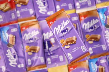 KHARKOV, UKRAINE - 8 ARALIK 2020: Mor Milka çikolatasının birçok paketi. Milka, uluslararası alanda Mondelez International tarafından üretilen bir İsviçre markası.