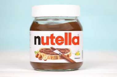 KHARKOV, UKRAINE - 27 Aralık 2020: klasik Nutella cam kutusu. Nutella, İtalyan Ferrero firması tarafından 1964 yılında üretilmiştir.