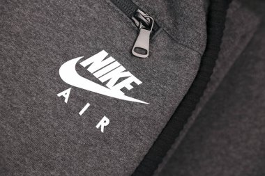 KHARKOV, UKRAINE - 20 ARALIK 2020: Gri spor giyim parçasına Nike hava logosu. Nike, giysi ve ayakkabı imalatı ve dünya çapında pazarlama yapan çok uluslu bir Amerikan şirketidir.