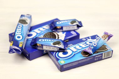 KHARKOV, UKRAINE - 8 Aralık 2020: Oreo sandviç kurabiyeleri ve mavi ürün kutuları beyaz masada. Oreo, Amerika 'da en çok satan kurabiye ve kremalı sandviç.