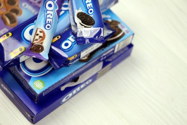 KHARKOV, UKRAINE - 8 Aralık 2020: Oreo sandviç kurabiyeleri ve mavi ürün kutuları beyaz masada. Oreo, Amerika 'da en çok satan kurabiye ve kremalı sandviç.