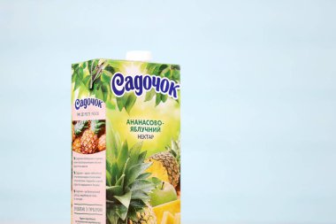 KHARKOV, UKRAINE - 18 Aralık 2020: Sandora şirketinin Sadochok ananas ve elma suyu. Sandora LLC Ukraynalı meyve suyu ve karbonatlı içecek üreticisi. Amerikan PepsiCo şirketine ait.