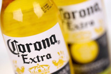 KHARKOV, UKRAINE - 9 Aralık 2020: 2 şişe Corona Extra Birası. Anheuser Busch InBev ile birlikte Grupo Modelo tarafından üretilen Corona, ABD 'nin en popüler ithal birasıdır.