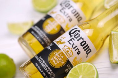 KHARKOV, UKRAINE - 9 Aralık 2020: limon dilimli Corona Ekstra Birası. Anheuser Busch InBev ile birlikte Grupo Modelo tarafından üretilen Corona, ABD 'nin en popüler ithal birasıdır.